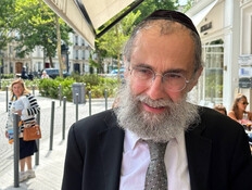 "השליך עליי כיסא ונפלתי על הרצפה, הדם התחיל לזרום"