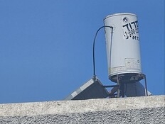 אישה נמצאה מתה בביתה ברחובות, בנה מתבצר על הגג