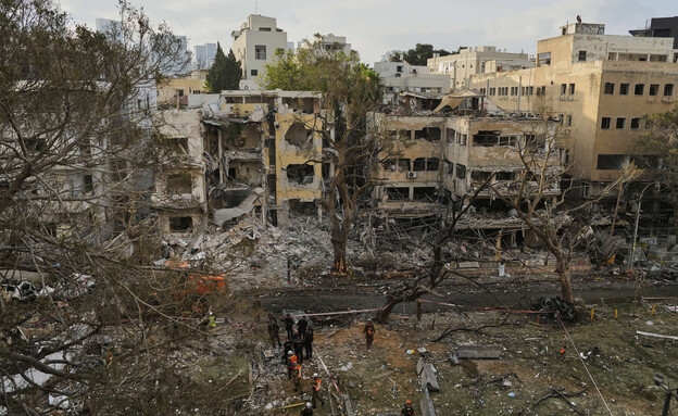 שר הביטחון באיום על חייו של ח'אמנאי: "היטלר מודרני"