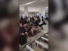כאוס בנמל התעופה באתונה: מאות נוסעי אל על עוכבו שעות