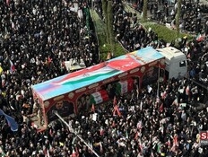 עם טילים וקריאות "מוות לישראל": הלוויה המונית בטהראן