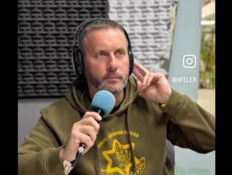 לעיני מיליונים, לבוש בחולצת צה"ל: השדר קרא לתמוך בישראל