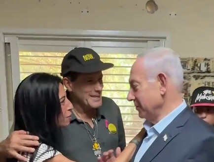 כמעט שנתיים אחרי הטבח: נתניהו הגיע לביקור בניר עוז