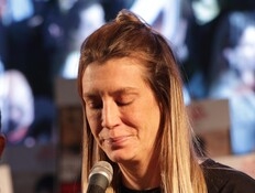 בתו של החלל החטוף לשר: "תקעת לנו סכין בלב"