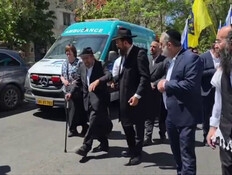רב בן 86, לפני ארון בנו החייל שנפל באסון בבית חאנון