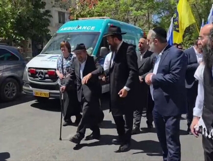 רב בן 86, לפני ארון בנו החייל שנפל באסון בבית חאנון