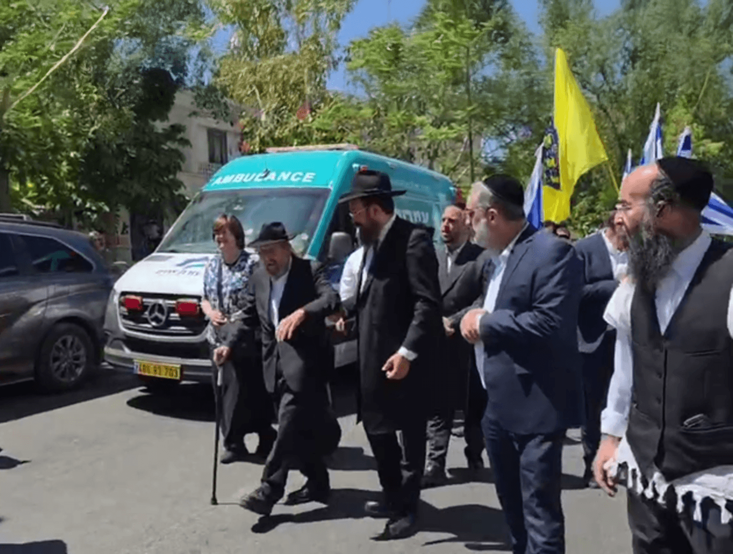 רב בן 86, לפני ארון בנו החייל שנפל באסון בבית חאנון