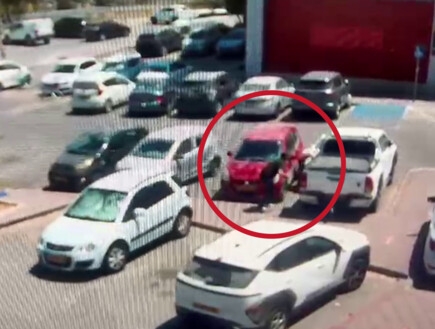 תיעוד דרמטי: המחבלים יורים מאחורי רכב - עד שמחוסלים