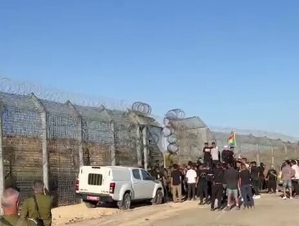 לעיני קציני צה"ל: תיעוד פריצת עשרות הדרוזים לשטח סוריה