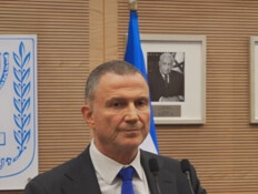 בכירים במפלגות חרדיות: רה"מ הציע לנו את פיטורי אדלשטיין