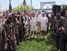 לוחמים עם נשקים שלופים וליאור נרקיס בבר מצווה