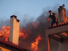 שרפות ענק באזור אתונה: אלפים פונו מבתיהם