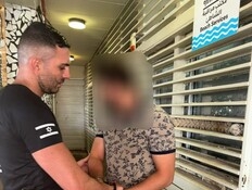 "התקלחתי במלתחות בחוף. פתאום ראיתי טלפון מעל הראש"