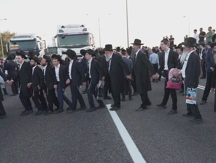 במקום על עזה, הסתערו על כבישים: חרדים חסמו צירים שעות