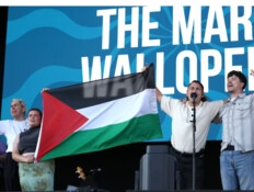 דגל פלסטין הונף מול עשרות אלפים - הרמקולים נותקו