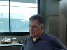 התפתחות בחקירת קטארגייט: האלוף במיל' הושעה מצוות המו"מ